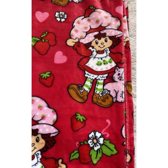 Strawberry Shortcake Custard Cat 50” X 70” Soft Plush Soft Throw Blanket Red NEW - Picture 13 of 16
